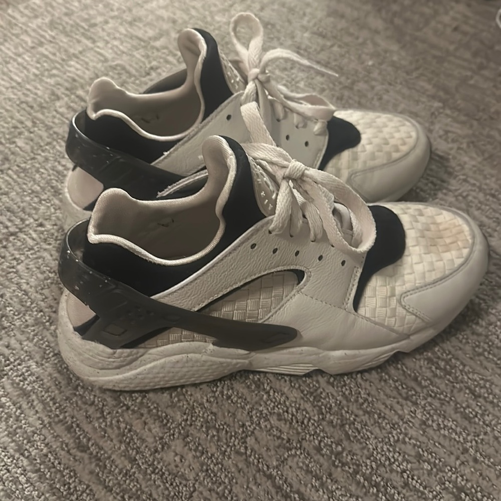Size 9 Nike Huarache